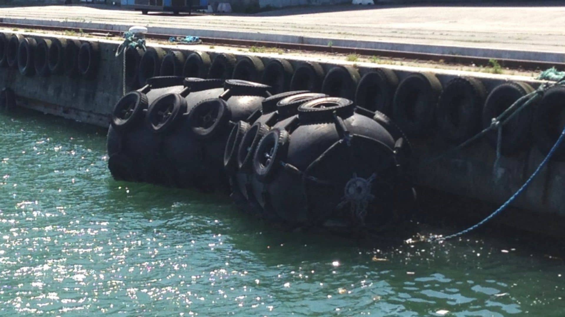 How Pneumatic Rubber Fender Protects Your Vessel 
